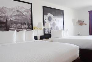Voodi või voodid majutusasutuse Days Inn by Wyndham Taber toas