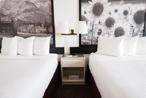 Voodi või voodid majutusasutuse Days Inn by Wyndham Taber toas
