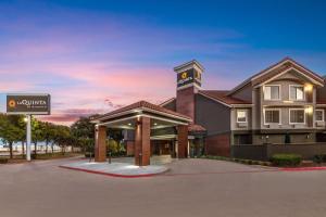 a building with a sign in front of it at La Quinta by Wyndham Dallas DFW Airport North in Irving