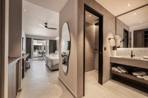 Voodi või voodid majutusasutuse Mosay All Suite Hotel toas