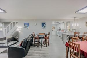 une cuisine et un salon avec une table et des chaises dans l'établissement Snowline Cabin 49 - A Newly Remodeled Cabin Perfect for Your Family Retreat, à Deming