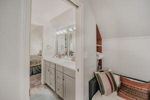 une salle de bain avec un lavabo et un miroir dans l'établissement Snowline Cabin 49 - A Newly Remodeled Cabin Perfect for Your Family Retreat, à Deming 33 autres photos