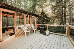 une terrasse en bois avec un barbecue et des chaises dessus dans l'établissement Snowline Cabin 49 - A Newly Remodeled Cabin Perfect for Your Family Retreat, à Deming