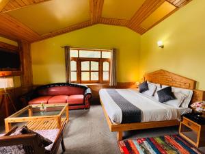 Postel nebo postele na pokoji v ubytování The Holly Woods Resort, Manali - Blissful View From Rooms