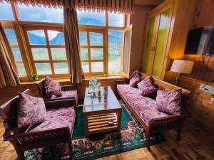 Posezení v ubytování The Holly Woods Resort, Manali - Blissful View From Rooms