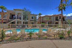 uma villa com piscina e palmeiras em La Quinta Vacations Rental em La Quinta