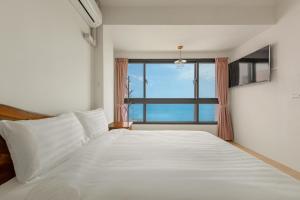 Rúm í herbergi á Hualien Unique Smart Stay with Sea View