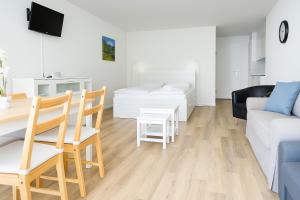 TV a/nebo společenská místnost v ubytování Rehwiesa Studio C04 by Arosa Stay