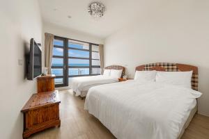Rúm í herbergi á Hualien Unique Smart Stay with Sea View