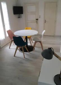a white table and chairs in a room at Appartement en RDC, lumineux et spacieux vue sur la montagne in La Bourboule