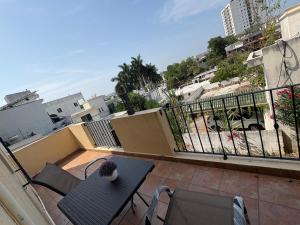 a patio with a table and chairs on a balcony at Casa Lauren Del Sol en Zona Dorada de Tampico in Tampico