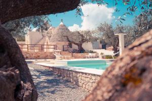 Bazén v ubytování Profumi del Melograno Trulli Resort nebo v jeho okolí