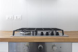 a stove top oven sitting on top of a kitchen counter at Sunshine Costa dei Trabocchi - YourPlace Abruzzo in Fossacesia
