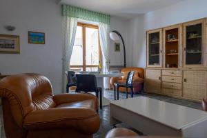 a living room with leather chairs and a table at Villa Bonaccia - YourPlace Abruzzo in Ortona +48 photos