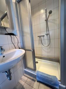 a bathroom with a sink and a shower at Küstenkoje Red Balkon und Hund willkommen in Prerow
