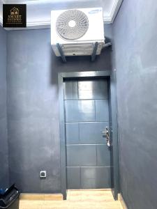 a bathroom with a door and a fan at SMART BÂTIPRO Studio 2 in Cotonou
