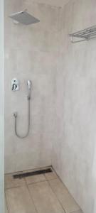 baño con ducha y teléfono en la pared en Grand Darbar, en Bānda