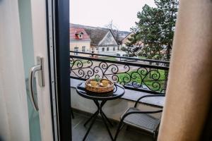 una torta seduta su un tavolo sul balcone di POOL RESORT- Vila Lena- Apartman 2 a Vrdnik