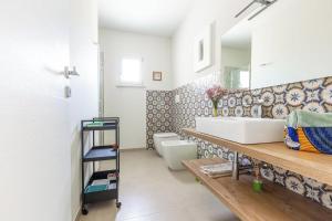Ванная комната в Villa Spigolizzi - vista mare +27 фотографий