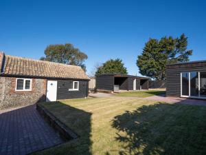 - une vue sur la maison depuis le jardin dans l'établissement Dunes Cottage, à Lowestoft