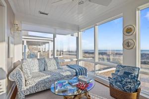 een woonkamer met een bank en een tafel bij Taylor Cottage home in Atlantic Beach