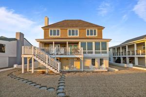 een groot huis met een veranda en een balkon bij Taylor Cottage home in Atlantic Beach