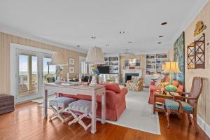 een woonkamer met een tafel en een bank bij Taylor Cottage home in Atlantic Beach