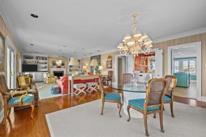 een eetkamer en woonkamer met een tafel en stoelen bij Taylor Cottage home in Atlantic Beach