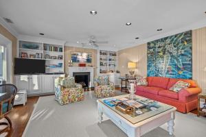 een woonkamer met een rode bank en stoelen bij Taylor Cottage home in Atlantic Beach +51 foto's