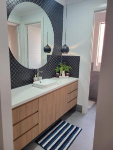 un baño con lavabo y espejo en Newly built Duplex type home - 4km to North Terrace Adelaide, en Evandale