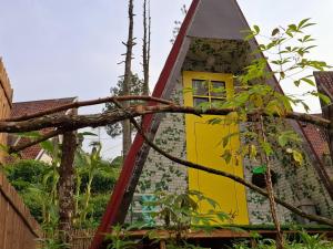 Ciwidey Jungle Villa外面的花园