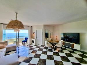 ein Wohnzimmer mit einem karierten Boden in der Unterkunft ALGAIDA BEACHFRONT CALAHONDA MIJAS near MARBELLA in Mijas Costa