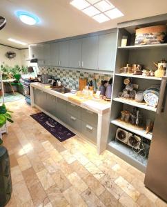 Kuchyň nebo kuchyňský kout v ubytování Casa Bella Bacolod