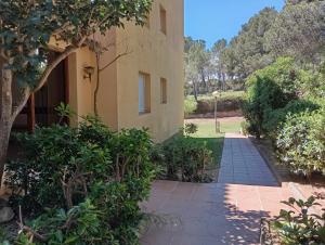 een loopbrug naar de ingang van een gebouw bij Apartamento en Llafranc Costa Brava in Llafranc