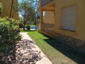 een huis met een stoep naast een gebouw bij Apartamento en Llafranc Costa Brava in Llafranc +3 foto's