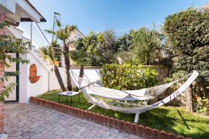 a hammock in the garden of a house at A Casa di Anna by BarbarHouse in Vieste