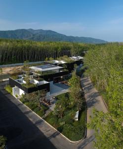 他朗Tree O'clock Pool Villa - Phuket的享有花园房屋的空中景致