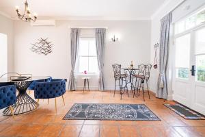 Χώρος καθιστικού στο Elegant Lakeview Villa in the heart of Franschhoek