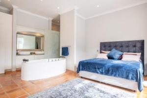 Ένα ή περισσότερα κρεβάτια σε δωμάτιο στο Elegant Lakeview Villa in the heart of Franschhoek