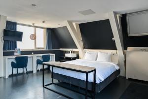 een hotelkamer met een bed en een bureau bij Anne&Max Boutique Hotel in Utrecht +23 foto's