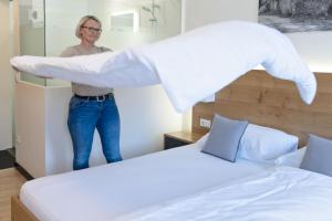 Rúm í herbergi á FrühstücksHotel Scharinger