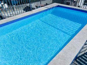 ein Pool mit blauem Wasser vor einem Zaun in der Unterkunft Casa Birmula Boutique Hotel in Cospicua