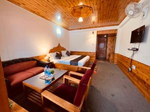 TV in/ali zabaviščno središče v nastanitvi Sita Hotel & Cottage, Manali - A Boutique Wellness Hotel