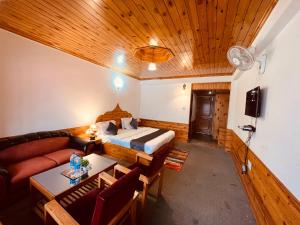 TV in/ali zabaviščno središče v nastanitvi Sita Hotel & Cottage, Manali - A Boutique Wellness Hotel