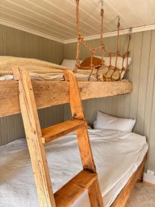 Postel nebo postele na pokoji v ubytování 1850 Old Farmhouse Retreat with jacuzzi and sauna