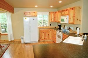 Kuchyň nebo kuchyňský kout v ubytování Glacier Springs Cabin 2bedrooms, 2 baths - hot tub Pet Friendly