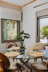 Un comedor con una mesa de cristal y sillas. en Relax Villa, en Marmari