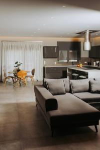 Una sala de estar con un sofá y un comedor. en Relax Villa, en Marmari