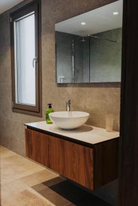 un baño con lavabo y espejo en Relax Villa, en Marmari