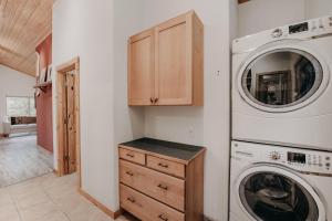 a laundry room with a washer and dryer at Glacier Springs Cabin 2bedrooms 60 The Family Time Cabin in Deming